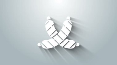 Gri arkaplanda beyaz çapraz sosis simgesi var. Izgara sosis ve aroma işareti. 4K Video hareketli grafik canlandırması