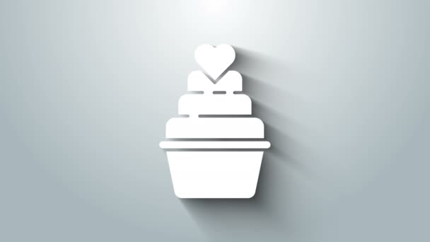 Witte Bruidstaart met hart pictogram geïsoleerd op grijze achtergrond. 4K Video motion grafische animatie — Stockvideo