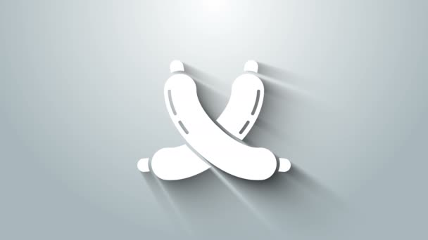 Символ колбасы в белом кресте выделен на сером фоне. Жареная колбаса и ароматный знак. Видеографическая анимация 4K — стоковое видео