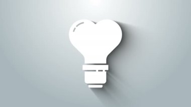 Gri arkaplanda izole edilmiş bir ampul ikonunda beyaz kalp şekli. Aşk sembolü. Sevgililer Günü sembolü. 4K Video hareketli grafik canlandırması