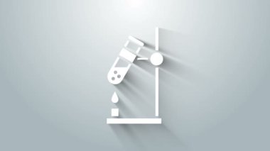 Beyaz cam deney tüpü yangın ısıtıcısının üzerinde gri arka planda izole edilmiş deney ikonu. Laboratuvar ekipmanları. 4K Video hareketli grafik canlandırması