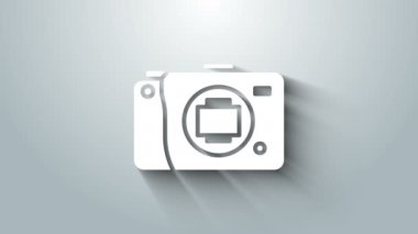 Gri arkaplanda beyaz aynasız kamera simgesi izole edildi. Fotoğraf makinesi simgesi. 4K Video hareketli grafik canlandırması