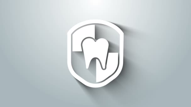 Icono blanco de protección dental aislado sobre fondo gris. Diente con logo de escudo. Animación gráfica de vídeo 4K — Vídeos de Stock