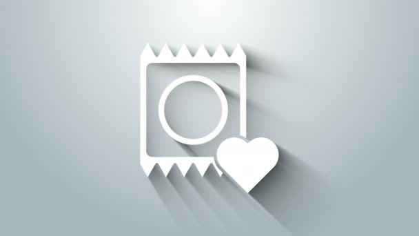 Condón blanco en el icono del paquete aislado sobre fondo gris. Símbolo de amor seguro. Método anticonceptivo para hombres. Animación gráfica de vídeo 4K — Vídeos de Stock