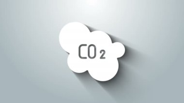Bulut simgesindeki beyaz CO2 emisyonları gri arka planda izole edildi. Karbondioksit formülü, duman kirliliği konsepti, çevre konsepti. 4K Video hareketli grafik canlandırması