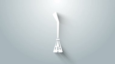 Beyaz Cadıların süpürge simgesi gri arkaplanda izole edilmiş. Mutlu Cadılar Bayramı Partisi. 4K Video hareketli grafik canlandırması