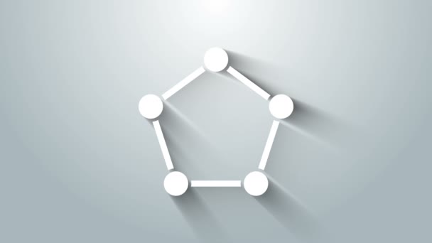 白い幾何学的図形灰色の背景に孤立した五角形のプリズムアイコン。抽象的な形。幾何学的装飾。4Kビデオモーショングラフィックアニメーション — ストック動画