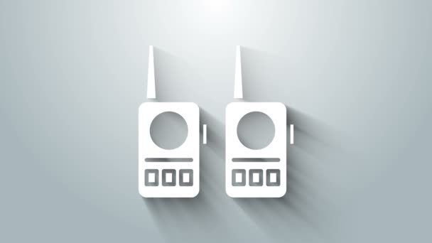 Ikona bílé vysílačky izolovaná na šedém pozadí. Přenosná ikona vysílače. Rádiový vysílač. Grafická animace pohybu videa 4K — Stock video