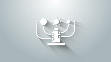 Gri arkaplanda beyaz güneş sistemi simgesi izole edildi. Gezegenler yıldızın etrafında dönerler. 4K Video hareketli grafik canlandırması