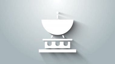 Gri arkaplanda beyaz uydu çanak ikonu izole edildi. Radyo anten, astronomi ve uzay araştırması. 4K Video hareketli grafik canlandırması