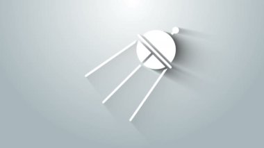 Gri arkaplanda beyaz uydu simgesi izole edildi. 4K Video hareketli grafik canlandırması