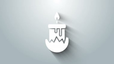 Beyaz yanan mum, gri arkaplanda izole edilmiş bir şamdan ikonu. Silindirik mum çubuğu ve yanan ateş. 4K Video hareketli grafik canlandırması