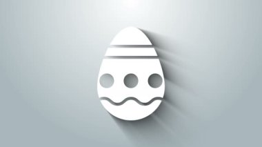 Beyaz Paskalya yumurtası ikonu gri arka planda izole edilmiş. Mutlu Paskalyalar. 4K Video hareketli grafik canlandırması