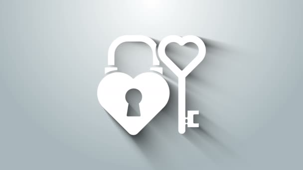 心臓の形をした白い城と灰色の背景に隔離されたハートの形のアイコンの鍵。愛のシンボルと鍵穴の標識。4Kビデオモーショングラフィックアニメーション — ストック動画