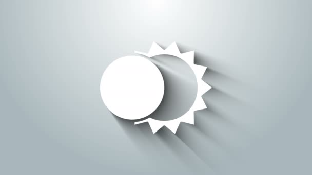 灰色の背景に隔離された太陽のアイコンの白い日食。皆既日食。4Kビデオモーショングラフィックアニメーション — ストック動画