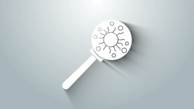 Büyüteç simgesinin altındaki beyaz virüs gri arka planda izole edilmiş. Corona virüsü 2019-nCoV. Bakteriler, mikroplar, mantarlar. 4K Video hareketli grafik canlandırması