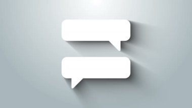 Gri arkaplanda beyaz konuşma balonu sohbet simgesi izole edildi. İleti simgesi. İletişim ya da yorum sohbet sembolü. 4K Video hareketli grafik canlandırması