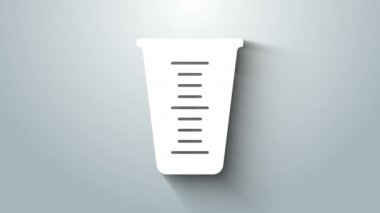 Gri arkaplanda izole edilmiş kuru ve sıvı yiyecek ikonunu ölçmek için beyaz ölçü kabı. Plastik şişenin sapı var. 4K Video hareketli grafik canlandırması
