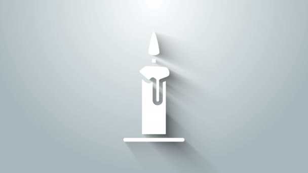 White Burning candle in candlestick icon isolated on grey background. Cylindrical candle stick with burning flame. 4K Video motion graphic animation — Stock Video