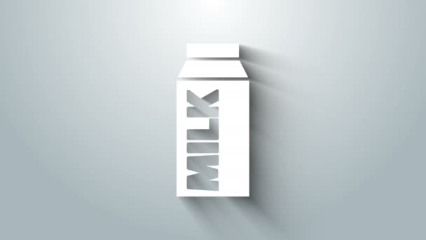 Пакет "Белая бумага" для иконки молока изолирован на сером фоне. Вывеска с молочным пакетом. Видеографическая анимация 4K — стоковое видео