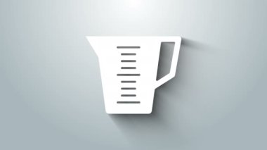 Gri arkaplanda izole edilmiş kuru ve sıvı yiyecek ikonunu ölçmek için beyaz ölçü kabı. Plastik şişenin sapı var. 4K Video hareketli grafik canlandırması