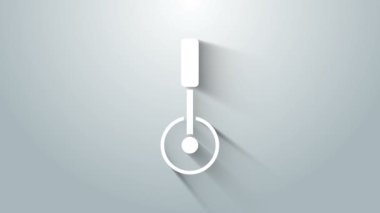 Beyaz Pizza bıçak ikonu gri arka planda izole edildi. Pizza kesme tabelası. Çelik mutfak gereçleri. 4K Video hareketli grafik canlandırması