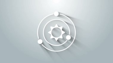 Gri arkaplanda beyaz güneş sistemi simgesi izole edildi. Gezegenler yıldızın etrafında dönerler. 4K Video hareketli grafik canlandırması