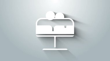 Gri arkaplanda beyaz pasta simgesi izole edildi. Doğum günün kutlu olsun. 4K Video hareketli grafik canlandırması