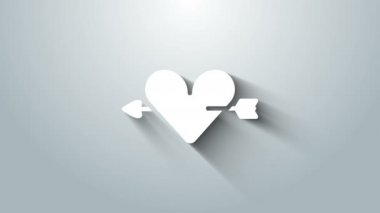 Gri arkaplanda kalp ve ok simgesi olan Beyaz Amour sembolü. Aşk işareti. Sevgililer Günü sembolü. 4K Video hareketli grafik canlandırması