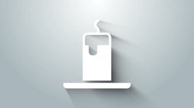 Beyaz yanan mum simgesi gri arkaplanda izole edildi. Silindirik mum çubuğu ve yanan ateş. 4K Video hareketli grafik canlandırması