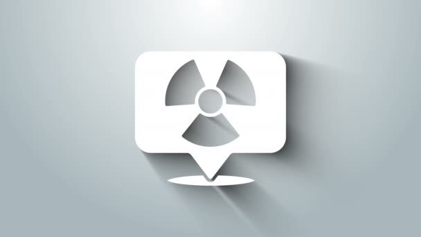 Blanco Radioactivo en el icono de ubicación aislado sobre fondo gris. Símbolo tóxico radiactivo. Señal de peligro de radiación. Animación gráfica de vídeo 4K — Vídeos de Stock