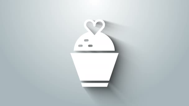 白色婚礼蛋糕与心脏图标隔离在灰色背景。4K视频运动图形动画 — 图库视频影像