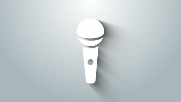 Icono del micrófono blanco aislado sobre fondo gris. En el micrófono de radio de aire. Firma del portavoz. Animación gráfica de vídeo 4K — Vídeo de stock