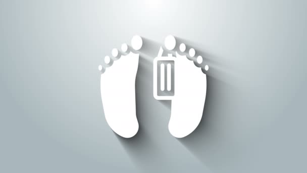 Corps mort blanc avec une étiquette d'identité attachée aux pieds dans une morgue d'une icône de l'hôpital isolée sur fond gris. Animation graphique de mouvement vidéo 4K — Video