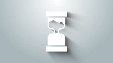 Gri zemin üzerinde kum ikonu olan eski beyaz kum saati. Kum saati işareti. İş ve zaman yönetimi kavramı. 4K Video hareketli grafik canlandırması