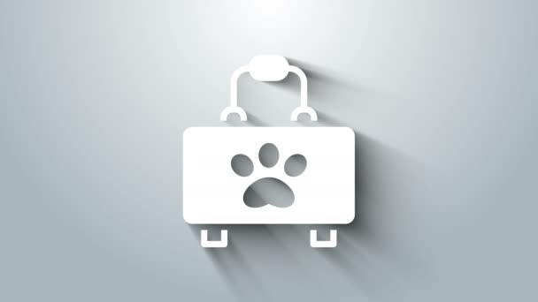 Ícone de kit de primeiros socorros Pet branco isolado em fundo cinza. Impressão de pata de cão ou gato. Caixa da clínica. Animação gráfica em movimento de vídeo 4K — Vídeo de Stock