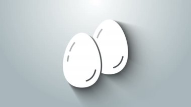 Beyaz Paskalya yumurtaları gri arka planda izole edilmiş. Mutlu Paskalyalar. 4K Video hareketli grafik canlandırması