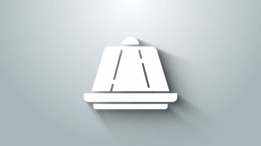 Gri arka planda izole edilmiş karamel kaplı kremalı beyaz puding. 4K Video hareketli grafik canlandırması