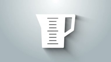 Gri arkaplanda izole edilmiş kuru ve sıvı yiyecek ikonunu ölçmek için beyaz ölçü kabı. Plastik şişenin sapı var. 4K Video hareketli grafik canlandırması