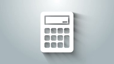 Gri arkaplanda beyaz hesap makinesi simgesi izole edildi. Muhasebe sembolü. İş hesaplamaları matematik eğitimi ve finans. 4K Video hareketli grafik canlandırması