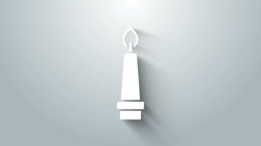 Beyaz yanan mum, gri arkaplanda izole edilmiş bir şamdan ikonu. Eski moda yanan mum. Silindirik mum çubuğu ve yanan ateş. 4K Video hareketli grafik canlandırması