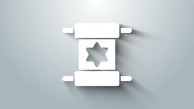 Beyaz Tevrat kaydırma simgesi gri arkaplanda izole edildi. Genişletilmiş Yahudi Tevrat 'ı. David 'in Yıldızı sembolü. Eski parşömen tomarı. 4K Video hareketli grafik canlandırması