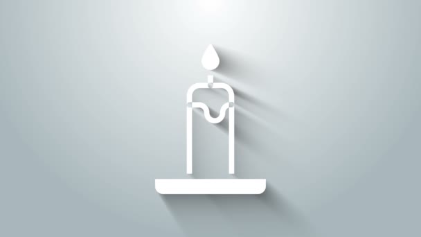 Vela blanca ardiente en el icono del candelero aislado sobre fondo gris. Vara cilíndrica con llama ardiente. Animación gráfica de vídeo 4K — Vídeo de stock