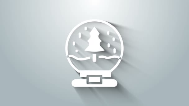 Witte kerstsneeuwbol met gevallen sneeuw en kerstboom pictogram geïsoleerd op grijze achtergrond. Vrolijk kerstfeest en gelukkig nieuwjaar. 4K Video motion grafische animatie — Stockvideo