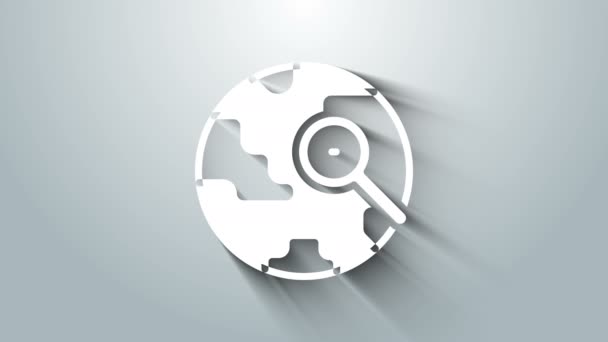 Kaca Magnifikasi Putih dengan ikon globe terisolasi pada latar belakang abu-abu. Menganalisis dunia. Tanda pencarian global. Animasi grafis gerak Video 4K — Stok Video