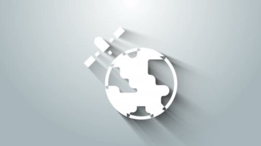 Dünya 'nın yörüngesinde dönen beyaz yapay uydular gri arkaplanda izole edilmiş uzay ikonu. İletişim, navigasyon konsepti. 4K Video hareketli grafik canlandırması