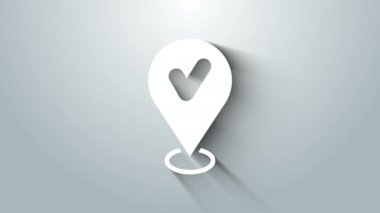 Gri arkaplanda işaretleme simgesi olan beyaz harita rozeti. Navigasyon, işaret, konum, harita, GPS, yön, yer, pusula, arama konsepti. 4K Video hareketli grafik canlandırması