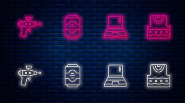 Hat hattı enerji içeceği, dizüstü bilgisayar, ışın tabancası ve yelek. Tuğla duvarda parlayan neon simgesi. Vektör.