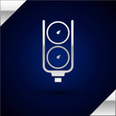 Gümüş Ölçek simgesi koyu mavi arkaplanda izole edildi. Memnuniyet, sıcaklık, manometre, risk, değerlendirme, performans, hız taktik ölçer. Vektör.