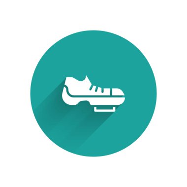 Uzun gölgeli beyaz triatlon bisiklet ayakkabı ikonu. Spor ayakkabılar, bisiklet ayakkabıları. Yeşil daire düğmesi. Vektör.